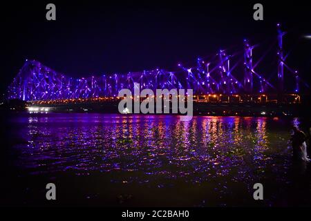 Le pont Howrah est un monument emblématique de Kolkata, en Inde. C'est un pont en acier massif construit au-dessus de la rivière Hooghly, a été mis en service en 1943. Banque D'Images