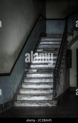 Escalier descendant dans un ancien bâtiment, centre de la vieille ville, la Havane Vieja, la Havane, Cuba Banque D'Images