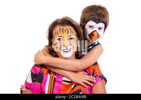 Grand-mère et enfant avec face-animal isolé en blanc peinture Banque D'Images