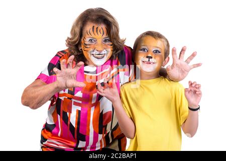 Grand-mère et enfant avec face-animal isolé en blanc peinture Banque D'Images