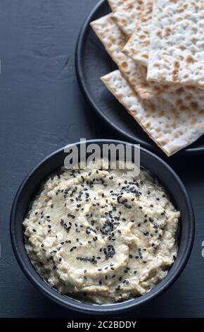 Bol de baba ghanoush avec mazzo Banque D'Images