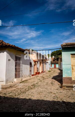 Rue pavée vide et architecture coloniale pittoresque de style espagnol dans le quartier résidentiel du centre-ville, Trinidad, Cuba Banque D'Images