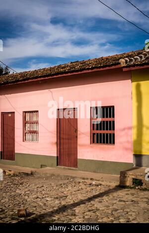 Rue pavée vide et architecture coloniale pittoresque de style espagnol dans le quartier résidentiel du centre-ville, Trinidad, Cuba Banque D'Images