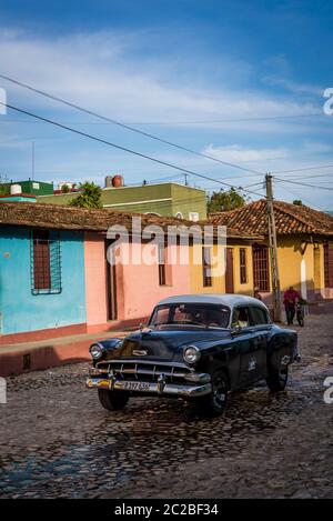 Voiture passant dans le quartier pittoresque de style espagnol Santa Ana, Trinidad, Cuba Banque D'Images