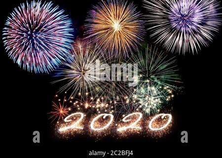 Numéro d'Aparkling 2020 avec feu d'artifice sur fond sombre. Hew Année. Banque D'Images