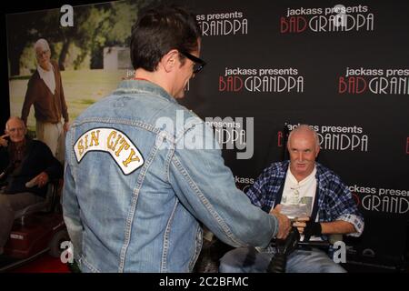 Johnny Knoxville, Irving Zisman, arrive sur le tapis rouge pour la projection spéciale de Jackass Presents: Bad Grandpa aux cinémas Event, George Street Banque D'Images