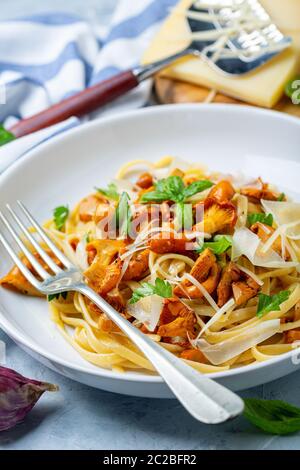 Pâtes aux chanterelles sauvages et le parmesan. Banque D'Images