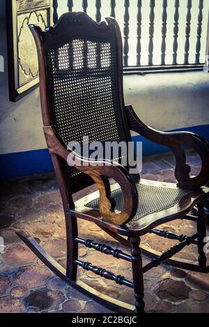 Fauteuil à bascule dans une vieille maison, Santiago de Cuba, Cuba Banque D'Images