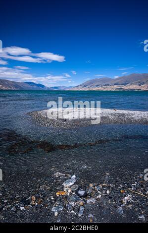 Une vue panoramique vers le sud depuis le camping Boundary Creek sur le lac Wanaka, Nouvelle-Zélande. Banque D'Images