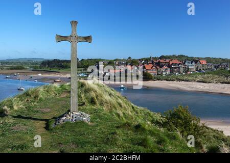 Croix en bois au-dessus de la rivière ALN et Alnmouth, Alnmouth, Northumberland, Angleterre, Royaume-Uni, Europe Banque D'Images