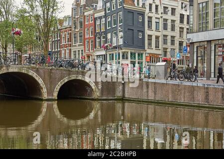 L'un des nombreux ponts sur un canal à Amsterdam pays-Bas Banque D'Images
