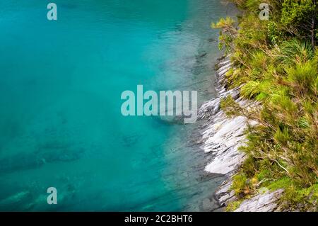 L'eau bleue des Blue pools du col Haast, en Nouvelle-Zélande. Banque D'Images