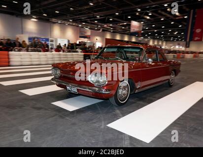 Un Corvair Monza Spyder rouge, 1963 ans, de Chevrolet, qui descend sur la Grand Avenue, au London Classic car Show 2019 Banque D'Images