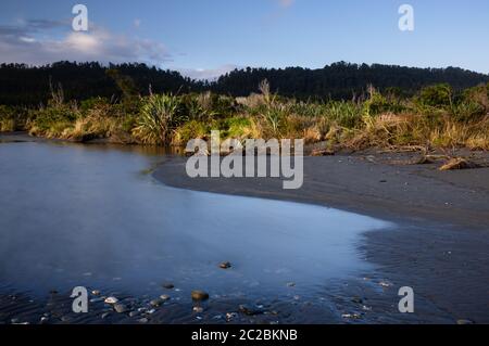 Lumière matinale au lagon d'Okarito sur la côte ouest de l'île sud de la Nouvelle-Zélande. Banque D'Images