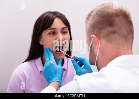 Vue arrière d'un homme médecin de prendre un échantillon de substances corporelles pour analyse d'ADN Banque D'Images