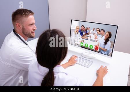Les médecins le chat vidéo sur l'ordinateur en clinique Banque D'Images