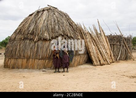 Afrique, Ethiopie, vallée Omo, une famille de la tribu d'Arbore se tient devant leur cabane à paille Banque D'Images