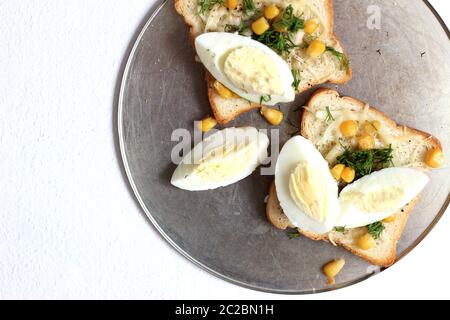 Toasts croquants frais avec œufs durs servis sur un plateau. Délicieux petit déjeuner maison. Banque D'Images