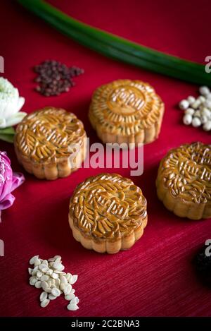 Mooncakes gastronomique traditionnel chinois sucrés fête libre Banque D'Images