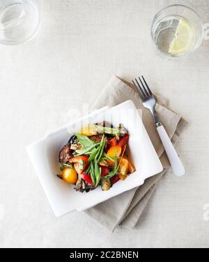 Salade végétarienne avec verdure fraîche, poivrons, tomates et aubergines frites vue de dessus Banque D'Images