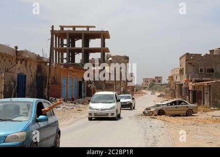 Tripoli, Libye. 10 juin 2020. Les familles libyennes déplacées retournent chez elles après le retrait de l'armée de l'est dans la région d'Ain Zara, dans le sud de Tripoli, en Libye, le 10 juin 2020. POUR ALLER AVEC Spotlight: Les mines terrestres empêchent les Libyens déplacés de retourner à la maison crédit: Mohamed Arhomah/Xinhua/Alamy Live News Banque D'Images