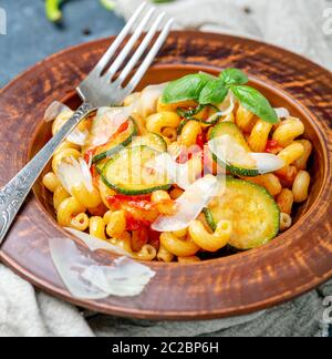 Pâtes avec sauce tomate et courgettes en gros plan. Banque D'Images