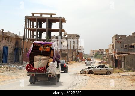 Tripoli, Libye. 10 juin 2020. Les familles libyennes déplacées retournent chez elles après le retrait de l'armée de l'est dans la région d'Ain Zara, dans le sud de Tripoli, en Libye, le 10 juin 2020. POUR ALLER AVEC Spotlight: Les mines terrestres empêchent les Libyens déplacés de retourner à la maison crédit: Mohamed Arhomah/Xinhua/Alamy Live News Banque D'Images