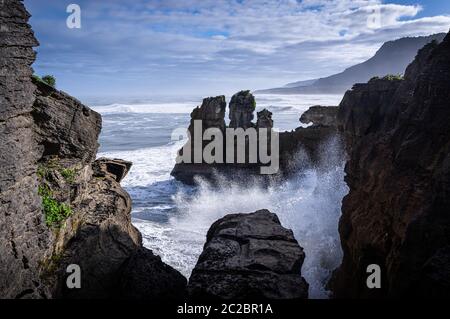 De grandes vagues se sont écraées contre les rochers de Punakaiki sur la côte ouest de l'île sud de la Nouvelle-Zélande. Banque D'Images