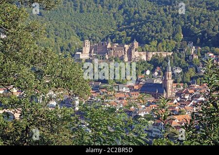 Vue sur le château de Heidelberg et la vieille ville de Heidelberg avec le Heiligengeistkirche Banque D'Images