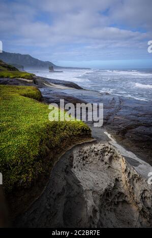 Une vue panoramique sur la côte à l'extrémité de la route Truman Track sur la côte ouest de l'île sud de la Nouvelle-Zélande. Banque D'Images