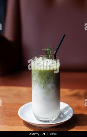 Iced matcha green tea latte, stock photo Banque D'Images