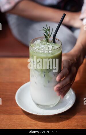 Iced matcha green tea latte, stock photo Banque D'Images