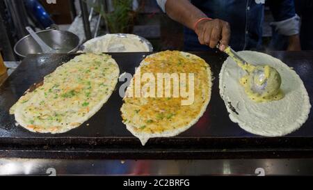 La préparation et la vente des aliments de rue indienne dans un food. Photographié à Ahmedabad, Gujarat, Inde Banque D'Images