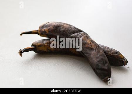 Bananes séchées insalubres sur fond blanc. L'embarras à la mode des fruits biologiques. Ugly fruit. Orientée vers l'horizontale. Banque D'Images