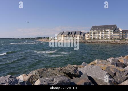 Mer et plage à marée haute de la Turballe, une commune française, située dans le département de l'ouest de la France. Banque D'Images