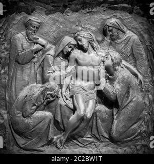 Mur de bronze représentant la scène gravure lamentation du Christ Banque D'Images