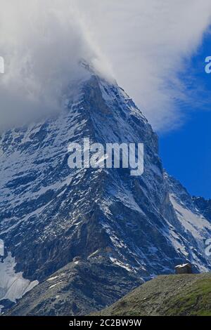 Mont Cervin. La hauteur du pic est de 4478 mètres. Vue depuis la ville suisse de Zermatt sur un su Banque D'Images