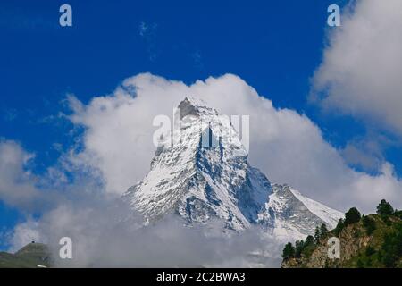 Mont Cervin. La hauteur du pic est de 4478 mètres. Vue depuis la ville suisse de Zermatt sur un su Banque D'Images