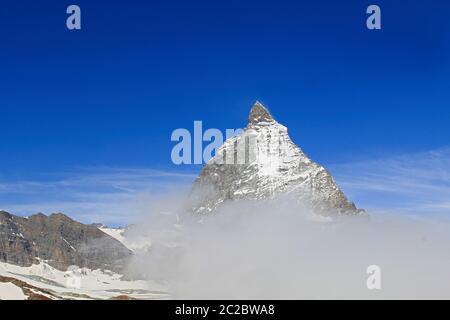 Mont Cervin. La hauteur du pic est de 4478 mètres. Vue depuis la ville suisse de Zermatt sur un su Banque D'Images