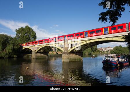 Train de banlieue South Western Railways sur le pont ferroviaire de Richmond, au-dessus de la Tamise, Londres, Royaume-Uni Banque D'Images