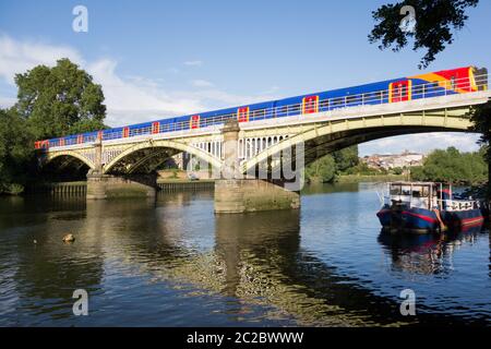 Train de banlieue South Western Railways sur le pont ferroviaire de Richmond, au-dessus de la Tamise, Londres, Royaume-Uni Banque D'Images