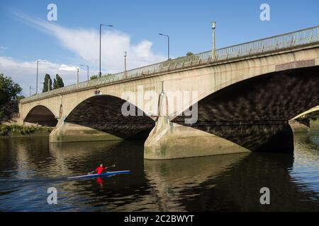 Un homme dans son kayak approchant le pont de Twickenham de Maxwell Ayrton sur la Tamise, Londres, Royaume-Uni Banque D'Images