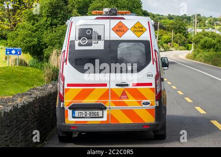 Irish Speed Van au bord de la route, qui attrape des pilotes rapides à Schull, West Cork, Irlande. Banque D'Images