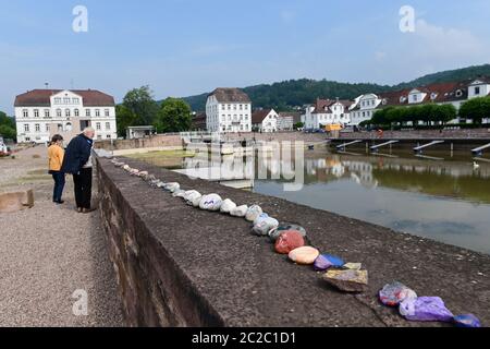 Bad Karlshafen, Allemagne. 17 juin 2020. Un serpent de pierre se trouve sur le mur en face du port restauré. Credit: Uwe Zucchi/dpa/Alay Live News Banque D'Images