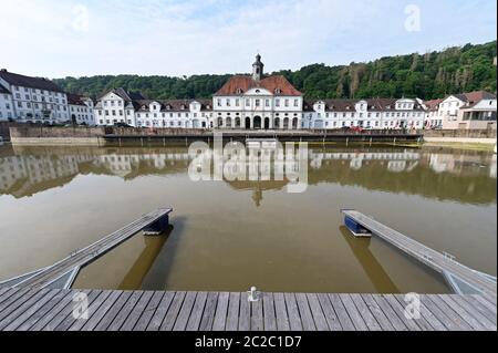 Bad Karlshafen, Allemagne. 17 juin 2020. Vue sur le port restauré en face de l'hôtel de ville. Credit: Uwe Zucchi/dpa/Alay Live News Banque D'Images