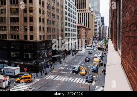 La 52e Rue et avenue Madson avec Street View Manhattan trafic, New York, USA Banque D'Images