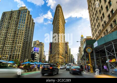 L'été 2015 Flatiron Building à la 5e Avenue et de taxis, New York USA Banque D'Images