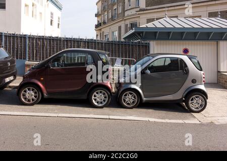 Deux voitures intelligentes garées dans la rue, Dinard, Bretagne, France Banque D'Images