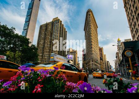 L'été 2015 Flatiron Building à la 5e Avenue et de taxis, New York USA Banque D'Images