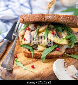 Sandwich aux champignons et aux œufs brouillés. Banque D'Images